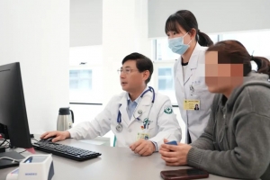 專家書記分院坐診，用心服務(wù)百姓健康